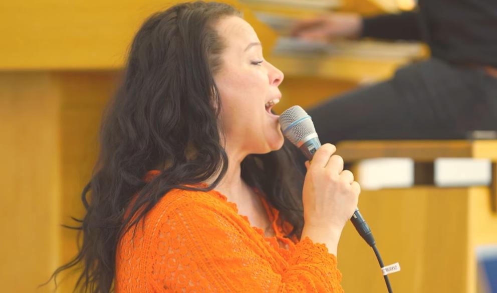 Video: Heidi Pakarinen laulaa Franciscuksen rukouksen