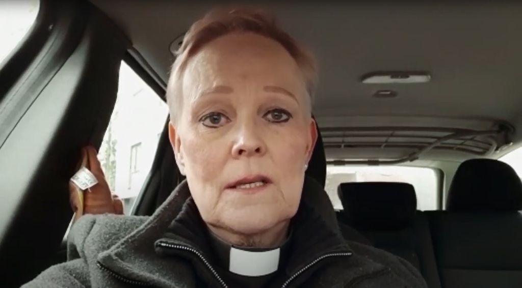 Minuuttihartauksia tehdessään Keski-Lahden seurakuntapastori Nina Tetri-Mustonen on tottunut kääntämään kameran itseensä. Kuvakaappaus hartausvideolta.