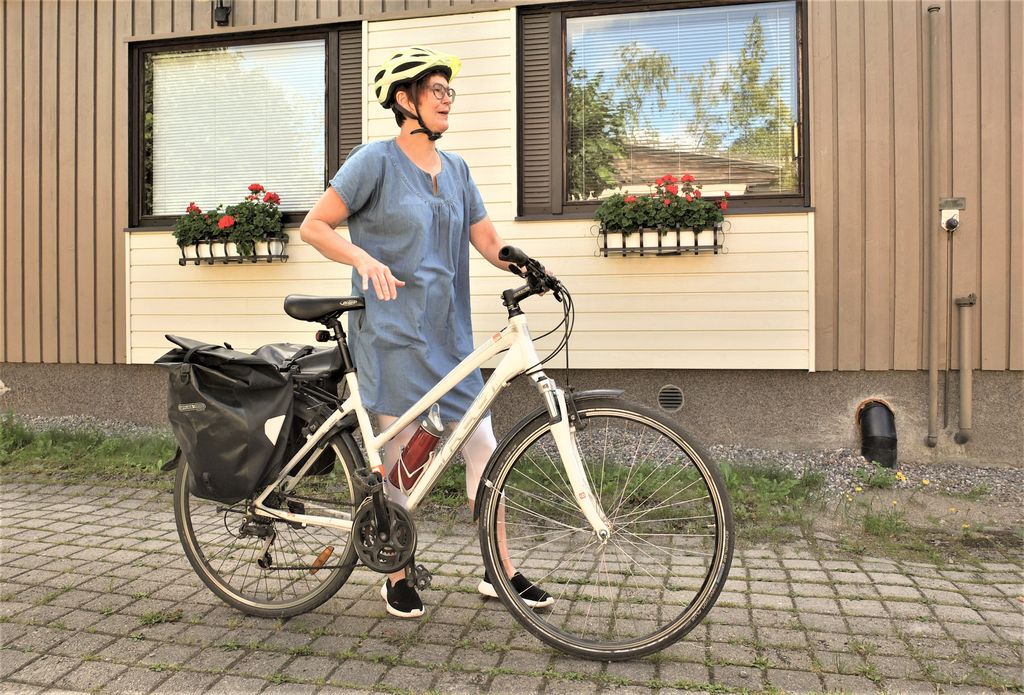 "Oppilaiden kirjoitusten ilot ja pelot ovat arkisessa tarakkalaukussa, vaikka jokainen niistä on arvokas hengentuote. Se on arjen yksinkertaista pyhyyttä", sanoo lahtelainen Anne Kuusela. Kuva: Laura Visapää