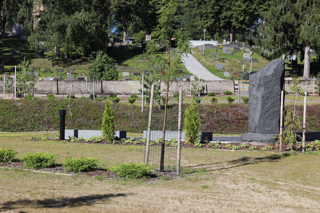 Laajennusosa sijaitsee vanhan kalmiston itäpuolella rinteen alla. Kuva: Janne Urpunen