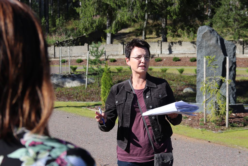 Heinolan seurakunnan ympäristövastaava, seurakuntapuutarhuri Kati Metso esitteli viime kesänä Heinolan Uuden hautausmaan laajennusta, jossa on käytetty kierrätysmateriaaleja ja energiatehokasta valaistusta. Kuva: Janne Urpunen