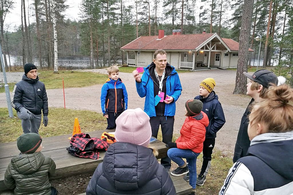 Heinolan seurakuntien nuorisotyönohjaaja, liikunta-agentti Jari Kovalainen antoi ohjeita Stratego-lipunryöstöpeliin varhaisnuorten leirillä Mäntyharjun Lankaniemessä syksyllä 2020. Arkistokuva: Sirkku Kovalainen