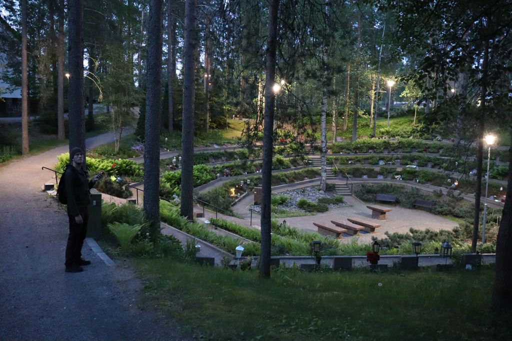 Opastetut hautausmaakierrokset ovat suosittuja vuodesta toiseen. Kuva Nastolan hautausmaalta, vasemmalla biologi, lepakkokartoittaja Rasmus Karlsson. Kuva: Teemu Leppänen
