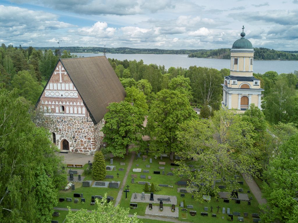 Hollolan seurakunnan rakennusten lukumäärä kasvoi neljän vuoden takaisessa seurakuntaliitoksessa 43 prosenttia ja maa-alojen pinta-ala 94 prosenttia. Korjausvelkaa on eniten leirikeskuksissa. Kuva Hollolan keskiaikaisesta kirkosta. Kuva: Markku Lehtinen