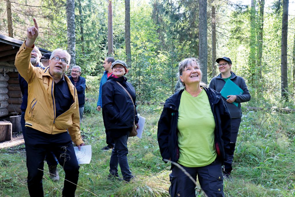 Lahden seurakuntien ympäristötoimikunta vieraili seurakuntien metsissä Nastolassa elokuussa. Arrakosken laavun ympärillä oleva palsta voisi toimikunnan mielestä jäädä kokonaan harventamatta. Kuvassa edessä toimikunnan jäsen Esko Sutela ja Päijät-Hämeen Metsänhoitoyhdistyksen metsäasiantuntija Tarja Heinonen. Kuva: Teemu Leppänen