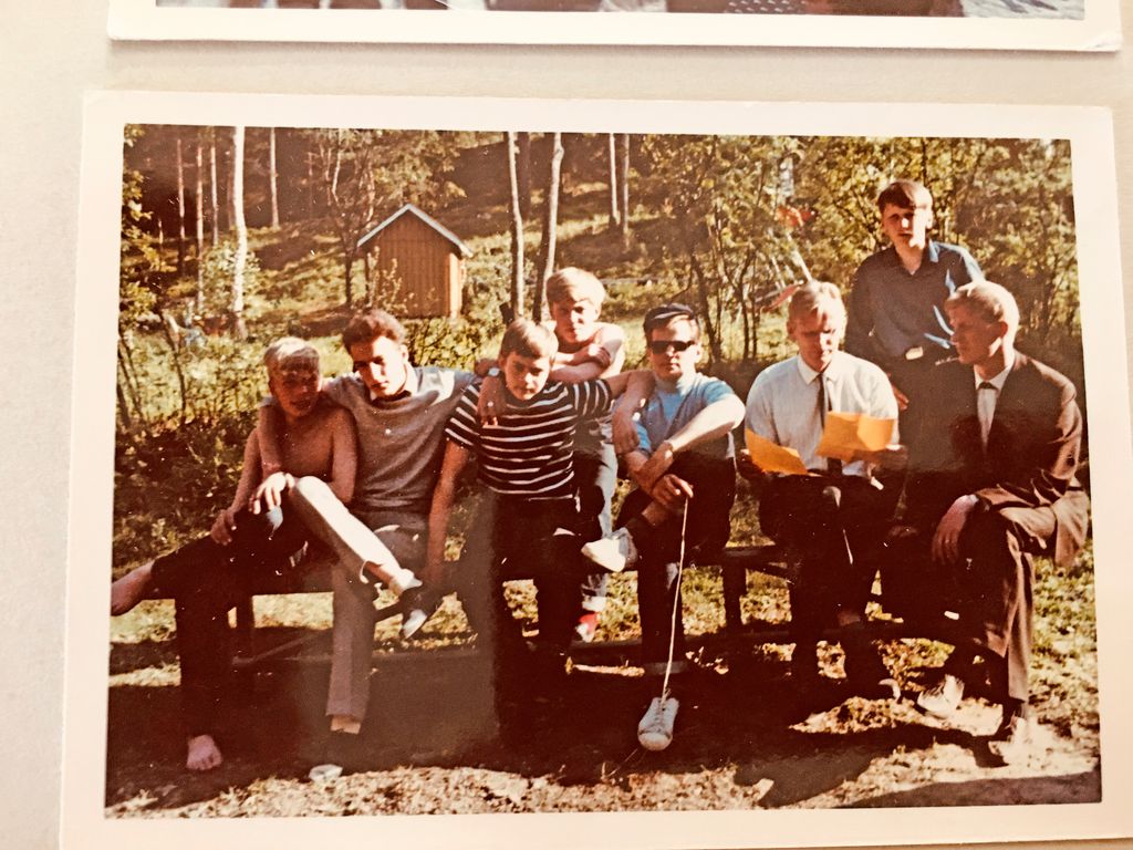 "Penkillä minä olen vasemmalla. Isosten toisella puolella on Laineen Topi valkeassa paidassa, ja hänen vieressään on Jaakko Uski", kertoo Eero Parkkila kuvasta. Kuva: Eero Parkkilan kotialbumi