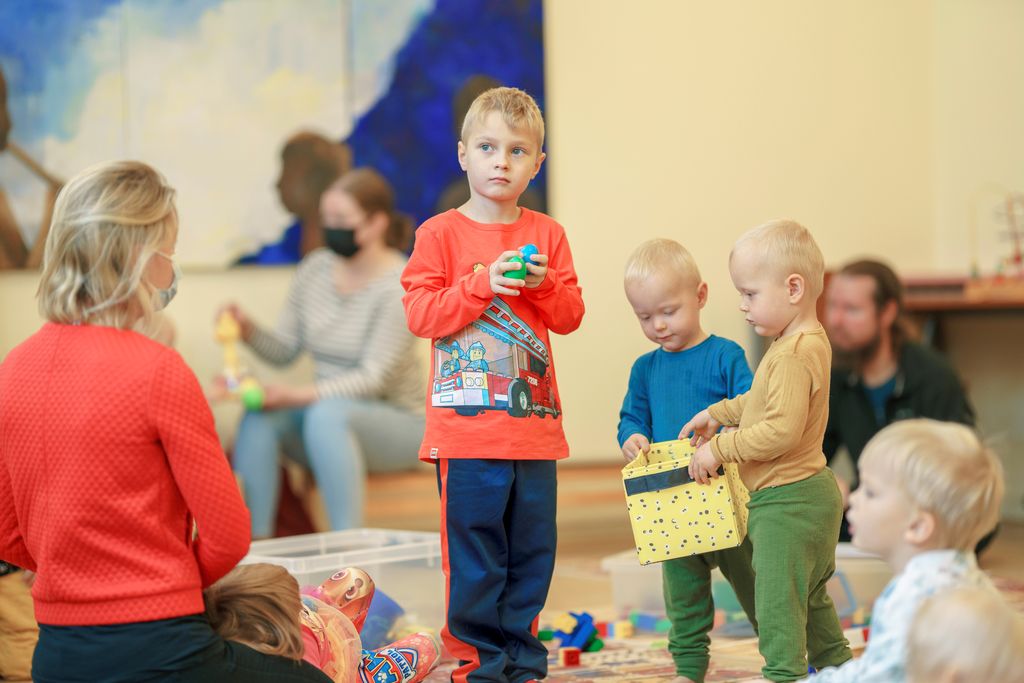Pyhäkoululaisten määrä on laskenut niin, että monessa Suomen seurakunnassa pyhäkoulua ei enää ole. Sen myötä seurakuntien lapset ovat menettämässä tilan, jossa pääosassa eivät ole sinänsä tärkeät yhdessä puuhaileminen tai vanhemmille tarjottu lepohetki, vaan lapsen hengellinen elämä. Kuvituskuva Launeen seurakunnan perhekerhosta. Kuva: Jani Mahkonen