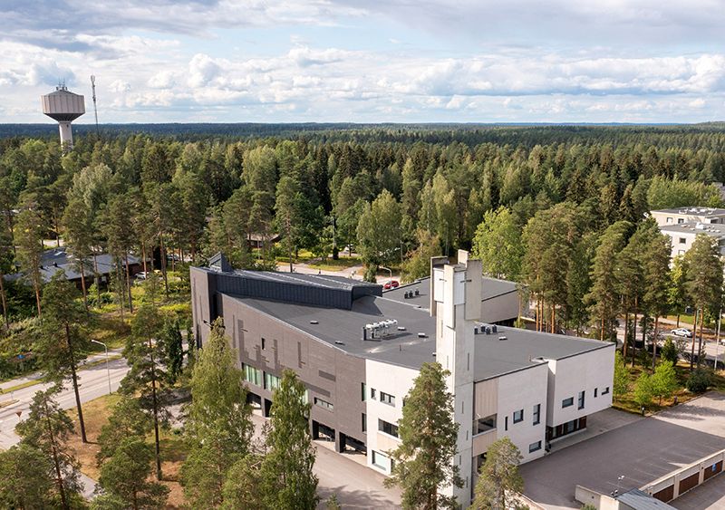 Hollolan seurakunnan tiedotteen mukaan Sovituksenkirkon katon muoto ja sijainti mahdollistavat hyvin aurinkopaneelien asennuksen sekä suotuisan sijoittelun. Kuva: Hollolan seurakunta