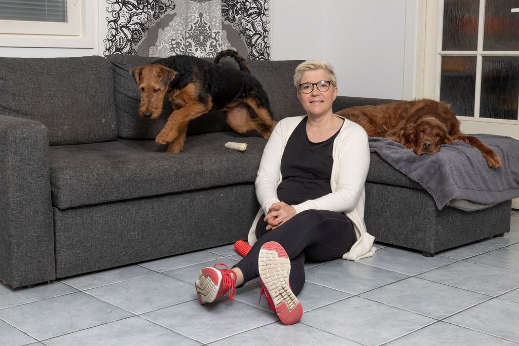 Sirkku Pelkonen sanoo, että ihminen kaipaa läsnäoloa niin kirkossa kuin päiväkodissa. Hänen mielestään hyvä kohtaaminen voi syntyä kuitenkin myös satunnaisesta juttelusta, vaikkapa vastaantulijan kanssa koiralenkillä. Kuva: Markku Lehtinen