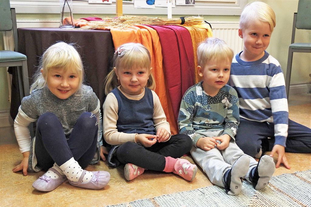 Sini, Ella, Lenni, Jesper ja muut päiväkerholaiset keskustelivat Pyhästä paikasta. Kuva: Laura Visapää