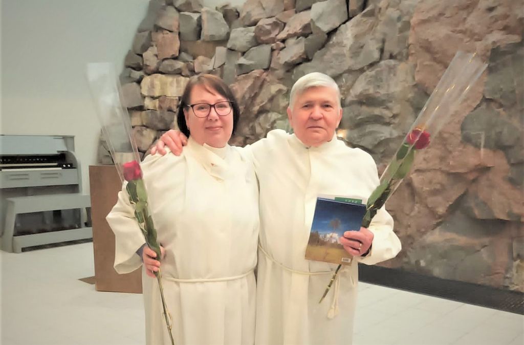 Aikuisrippikoulu tuotti uusia löytöjä, voimia ja virkistystä, kuvailee Elena Kozurina. "Koen, että kirkko ja Jumala ovat minun kanssani." Vieressä Rauno Sisso. Kuva: Kaisa Kokko