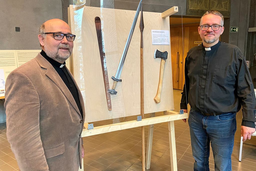 Selvitysmies Matti Piispanen ja Hollolan kirkkoherra Timo Huttunen kävivät taannoin Kuhmoisten linnavuori -näyttelyssä Sovituksenkirkon aulassa Hollolassa.