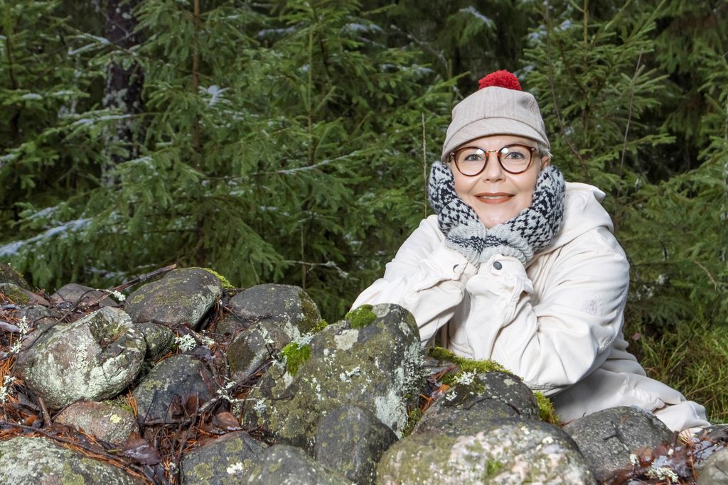 "Joulun sanoma viattomasta lapsesta herkistää mielen. Maallistumisesta huolimatta joululla on merkitystä ihmisille. Se on harvalle yhdentekevä juhla, vaikka joulun perinteitä ei aina edes tiedosteta", Minna Vallo pohtii. Kuva: Markku Lehtinen