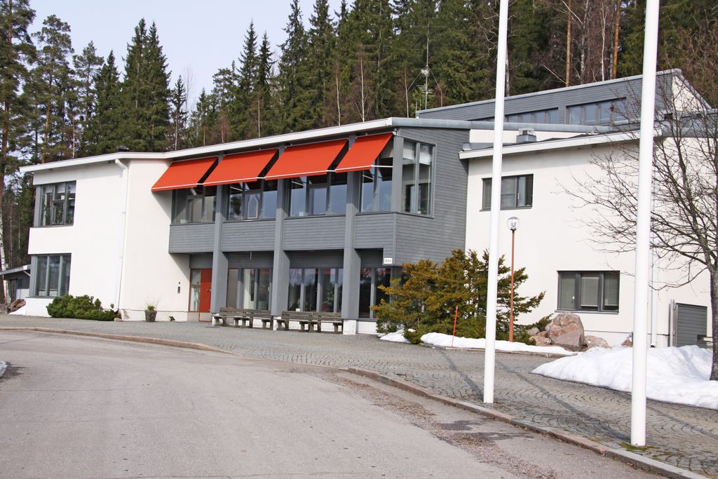 Päärakennus (kuvassa) ja majoitusrakennus remontoidaan samaan aikaan, kuitenkin niin, että päärakennus saadaan käyttöön aiemmin. Kuva: Lahden seurakunnat