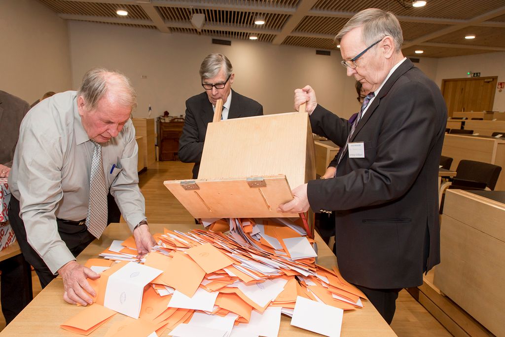 Seurakuntavaalit käydään marraskuussa 2022. Äänestyslippuja kaatoivat uurnasta vuonna 2018 Lahdessa Mauno Ojanen (vas.), Erkki Virtanen ja Kari Kämäräinen. Kuva: Markku Lehtinen