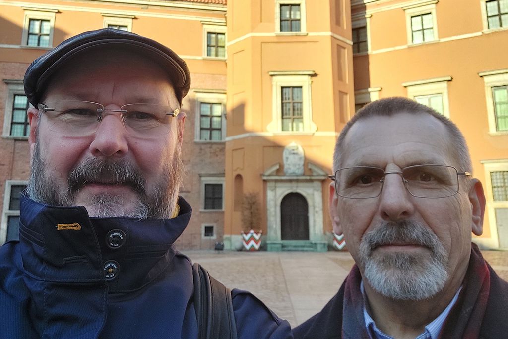Timo Rosqvist (vas.) ja Pyhien Kyrilloksen ja Methodiuksen veljestön Gregorz Koziol Varsovassa. Kuva: Timo Rosqvist