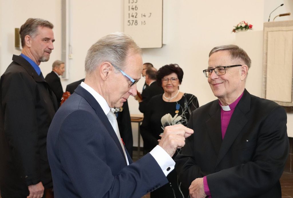 Turussa eläkepäiviään viettävällä arkkipiispa Jukka Paarmalla oli veteraanien kirkkojuhlan päätyttyä aikaa kuunnella, mitä lahtelaisilla oli sydämillään. Keskustelemassa Veikko Toivonen. Kuva: Janne Urpunen