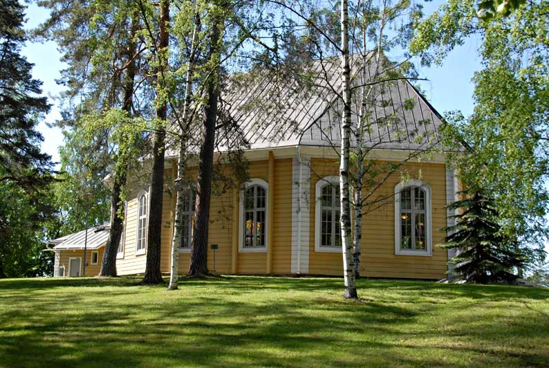 Heinolan seurakunnan tilinpäätöksessä kuvaillaan talouden näkymiä haasteellisiksi. Kuva kirkkopuistosta. Kuva: Juha Tanhua