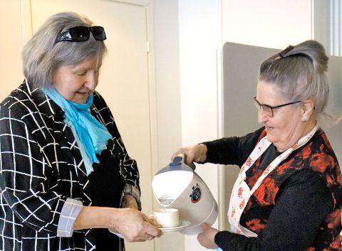 Vapaaehtoistyöntekijä Ritva Toivanen kaataa teetä Heinolan Lähetyssopessa asioivalle Helena Laitiselle. Kuva: Irja Voutila