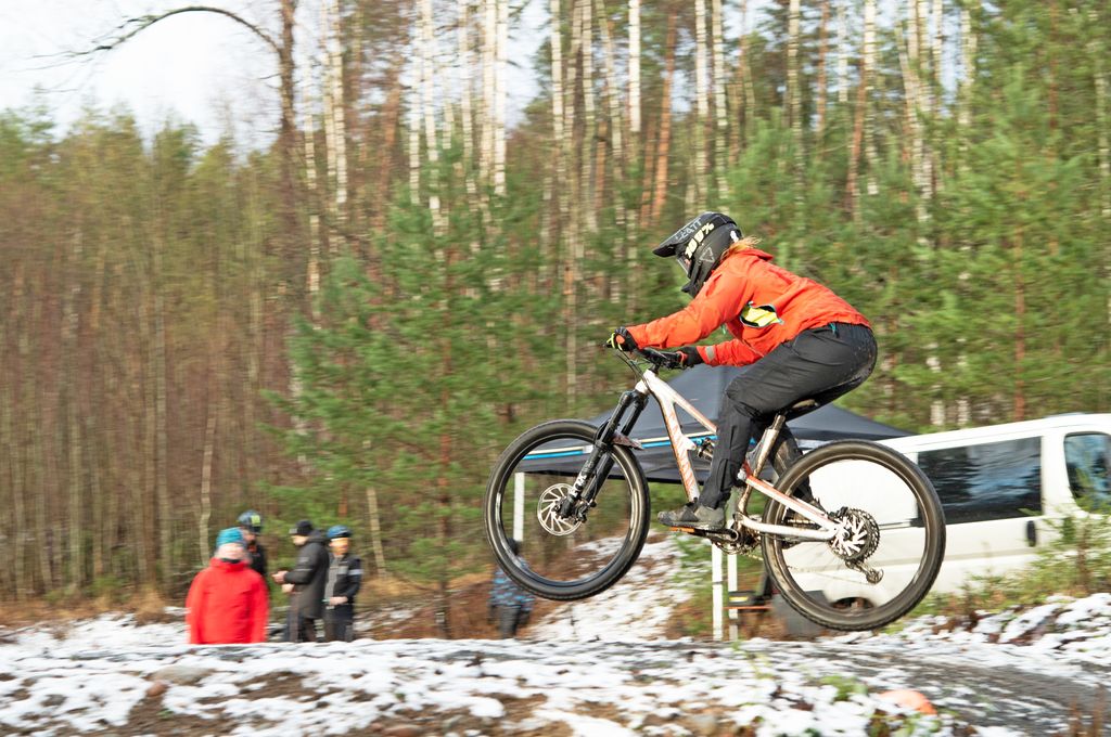 Asikkalan Aurinkovuorella sijaitsevat paikkakuntalaisille tärkeät liikunta-, virkistys- ja luontoreitit, muun muassa alamäkipyöräilyreitti. Kuva: Antti Nousiainen
