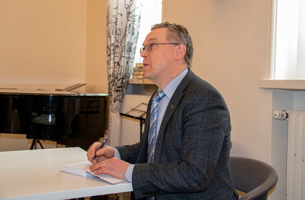 Pekka Särkiö signeerasi uutta kirjaansa 2.5.2022 Lahden Seurakuntatalossa. Kuva: Markus Luukkonen