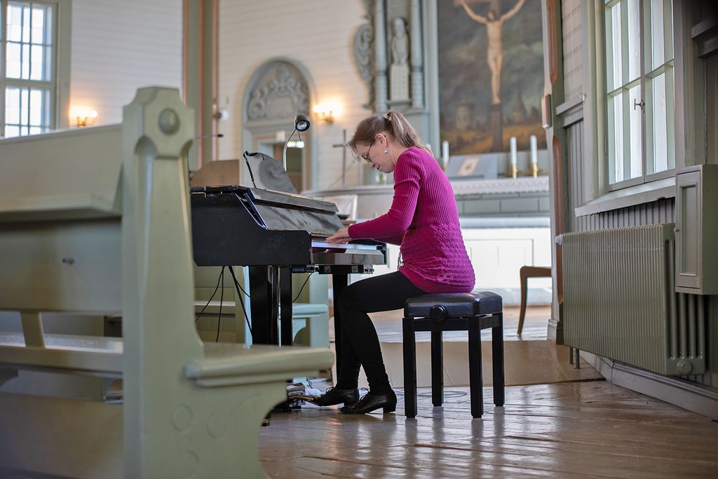 Kanttori Anne Käki-Kuorikoski soitti kuvaustilanteessa Nastolan kirkossa. Kesäkonsertissa hän esiintyy Joutjärven kirkossa. Kuva: Oskari Juhonen