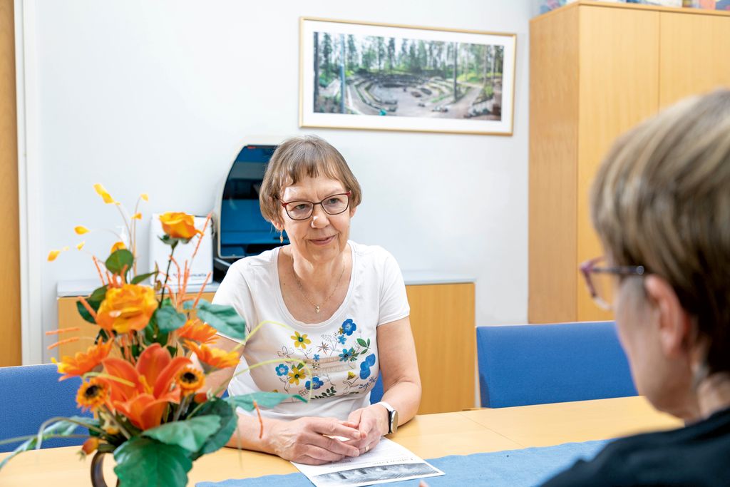 Leena työskenteli rahoitusalalla yli 40 vuotta ja tekee nyt eläkkeellä talousneuvonnan vapaaehtoistöitä. ”Toki aihe on niin laaja, ettei sitä kukaan voi kokonaan hallita. Silloin on tärkeää tietää, mistä ajantasaisen tiedon saa.” Kuva: Janne Raevuori