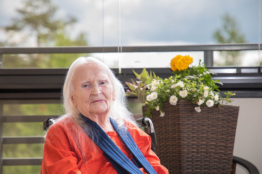 "Olen niin itsenäinen ja itsepäinen, että sisua riittää ahkeraan kuntoutukseen jumppareitten kanssa", sanoo Kyllikki Stenborg. Kuva: Janne Raevuori