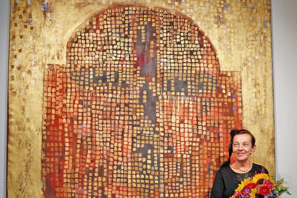 Taiteilija Marita Liulia luovutti tiistaina Heinolan seurakunnalle teoksensa Christianity. Työ sai paikan seurakuntasalina toimivan Lampisalin seinältä.