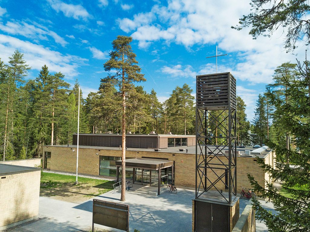 Salpausselän seurakuntaneuvosto käsitteli aloitetta sateenkaarimessujen järjestämisestä seurakunnan tiloissa. Kuvassa Salpausselän kirkko. Kuva: Markku Lehtinen