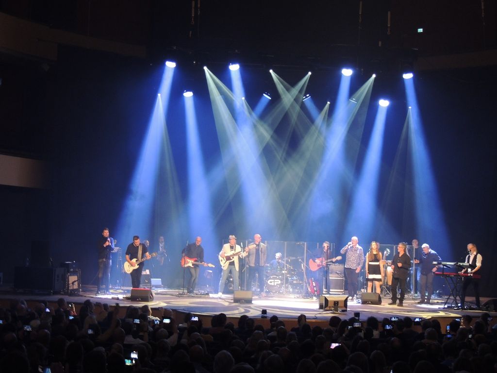 Bändit esiintyivät konsertin lopussa yhdessä. Kuva: Risto Ojala