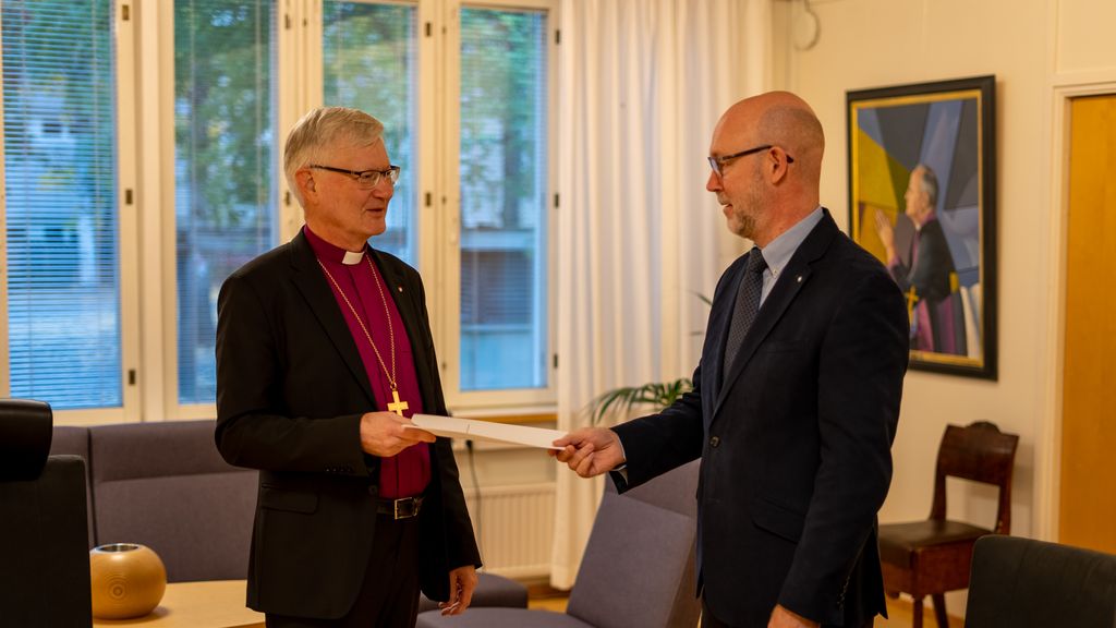 Piispa Seppo Häkkinen luovutti eroilmoituksensa lakimiesasessori Jyri Klemolalle. Kuva: Kalervo Pöykkö