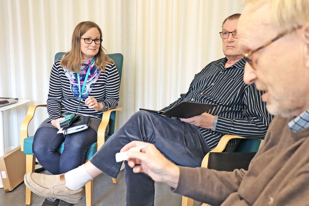 Diakonibarometrin toteuttaneeseen työryhmään kuulunut Lahden seurakuntien diakoniassa Meri Kalanti piti uusien digineuvojien aloituspalaveria viime viikolla Lahdessa. Vapaaehtoisiksi olivat ryhtymässä Topias Sunna ja Kari Granlund. Kuva: Teemu Leppänen