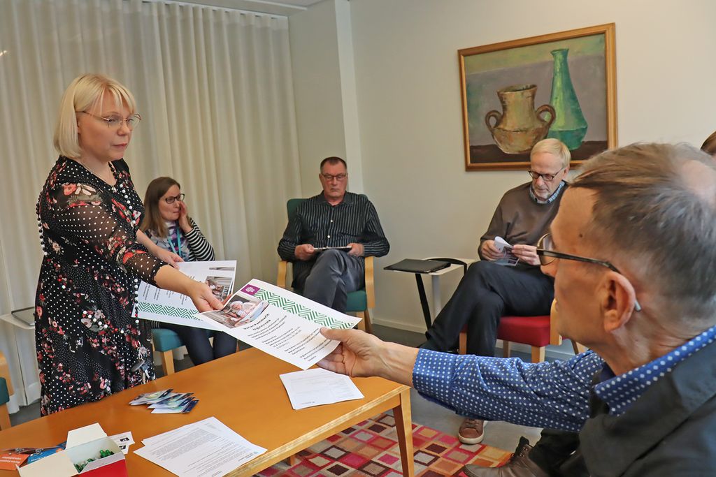Lahden seurakuntien diakoniatyöntekijät Sirpa Sihvonen ja Meri Kalanti pitivät uusien digineuvojien aloituspalaveria syyskuussa Lahdessa. Vapaaehtoisiksi olivat ryhtymässä muun muassa Topias Sunna ja Kari Granlund ja Pentti Rauhala.  Kuva: Teemu Leppänen