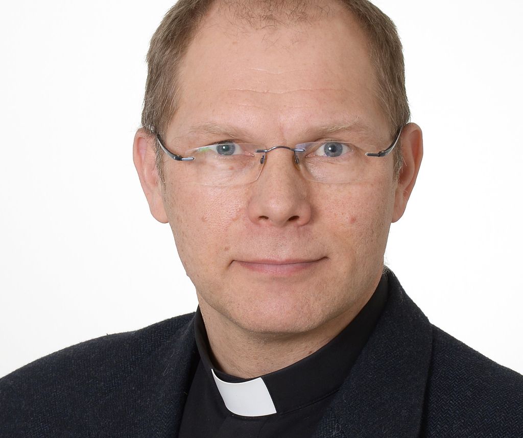 Tuomiokapituli nimittää jonkun rovastikunnan kirkkoherroista lääninrovastiksi neljäksi vuodeksi kerrallaan. Kuvassa Heikki Pelkonen.