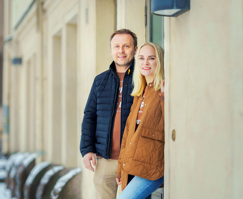 Jarno Virtanen ja Janita Leutola kertovat etsineensä pitkään Lahdesta vanhaa taloa. Kirkkokatu 7:n kiinteistön ostaminen oli heidän unelmansa täyttymys. Kuva: Jani Mahkonen