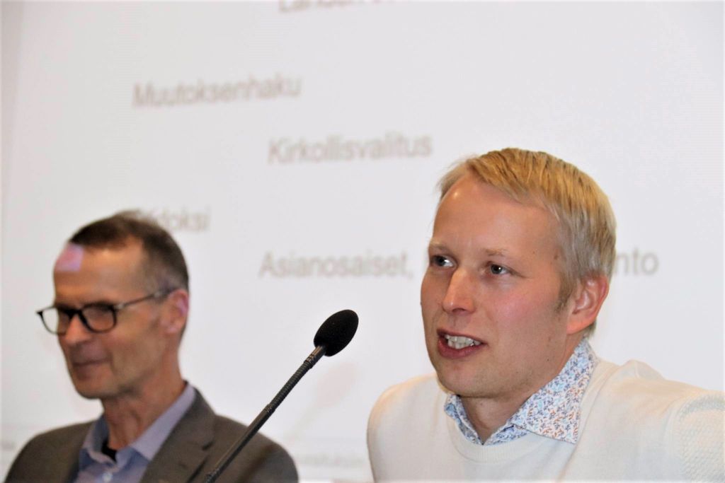 Kirkkovaltuuston puheenjohtajaksi nousi Kohtaamispaikka ry:n toiminnanjohtaja Mika Falk (oik.). Vasemmalla Lahden seurakuntayhtymän hallintojohtaja Hannu Sarikka. Kuva: Markus Luukkonen