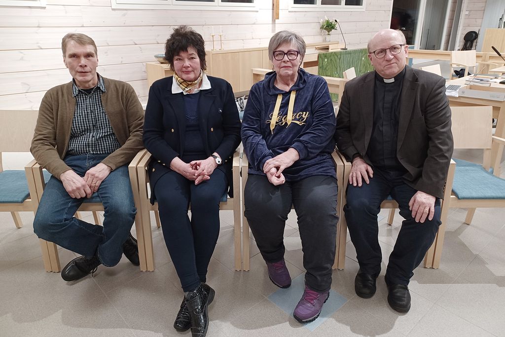 Asikkalan kirkkovaltuuston keskiviikkona valitsema puheenjohtajisto asettui valokuvaan. Kirkkoneuvoston varapuheenjohtaja on Jukka Mattsson, kirkkovaltuuston puheenjohtaja Merja Palokangas-Viitanen ja varapuheenjohtaja Riitta Kuituniemi. Kirkkoneuvoston puheenjohtajana toimii kirkkoherra Jari Laulainen. Kuva: Markku Komu, Asikkalan seurakunta