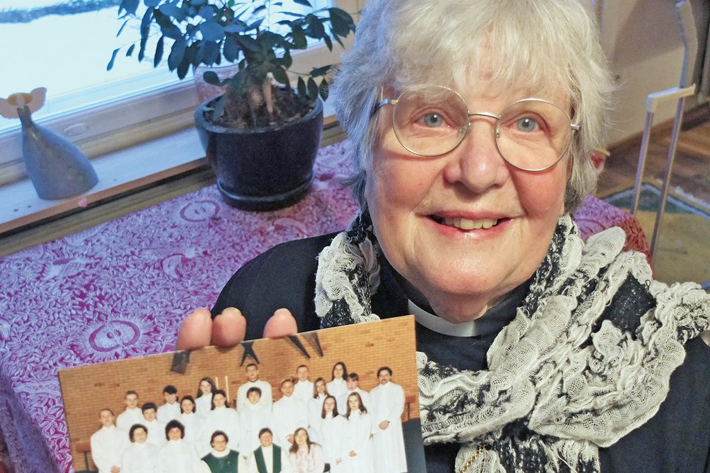 Kaarina Koho-Leppänen muistelee lämmöllä inkeriläisten venäjänkielisiä rippikouluja. Rippikoulua käytiin Lahdessa 2000-luvun alussa pastorit Hannes Wallinin ja Kaarina Koho-Leppäsen sekä tulkki Olga Vehviläisen johdolla. Kuva: Laura Visapää