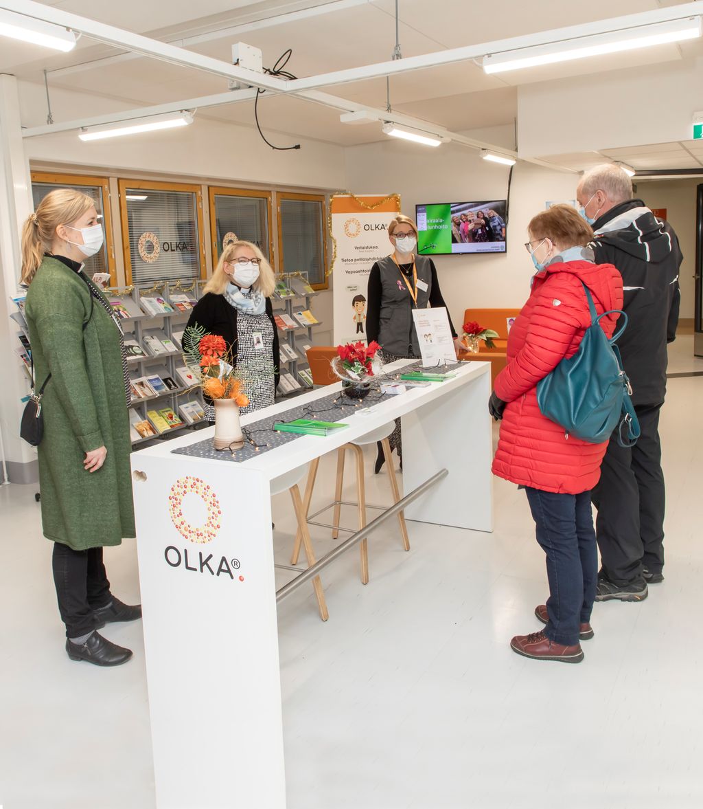 Keskussairaalan OLKA-pisteellä olivat neuvoja antamassa sairaalapapit Elina Itäsalmi ja Sirpa Kaukinen sekä OLKA-koordinaattori Kirsi Hyväri.
