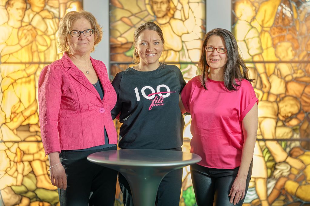 "Tämä on siskoutta ja ystävyyttä. Hyvä tapa vanheta yhdessä", sanovat Filianna-kuorolaiset Raija Kautonen, Maria Tuutti ja Minna-Maija Jokisalo. Kuva: Jani Mahkonen