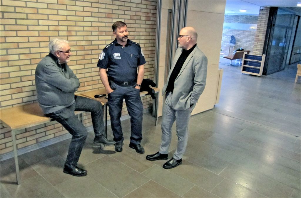 "Olemme kasvattaneet sukupolven, jolla on järjetön rahan ja mammonan tarve. Ei ymmärretä, että jos jotain ei ole eikä minulla ole siihen varaa, sitä ei voi mennä ottamaan", sanovat Asko Raita, Marko Laraste ja Esko Taipale.