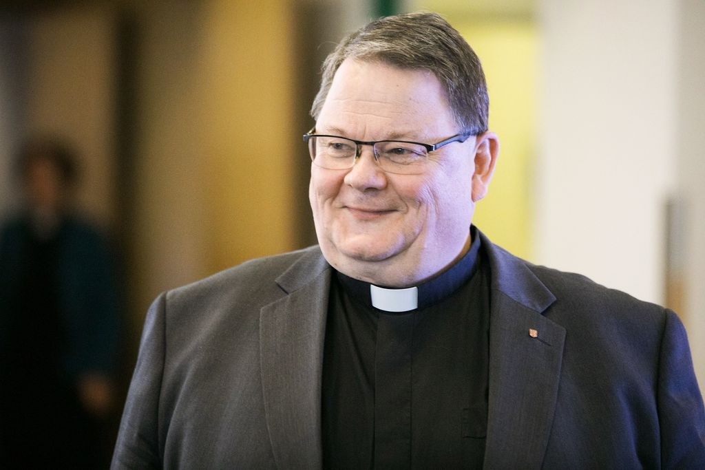 Pekka Huokuna on työskennellyt vuodesta 2019 kirkkohallituksen kansliapäällikkönä. "En kuvittele itse osaavani kaikkea, vaan rohkaisen alaisiani. Hengellisessä johtajuudessa tärkeää on se, että johtaja rukoilee alaistensa puolesta", Huokuna määrittelee. Kuva: Aarne Ormio / Kirkon kuvapankki