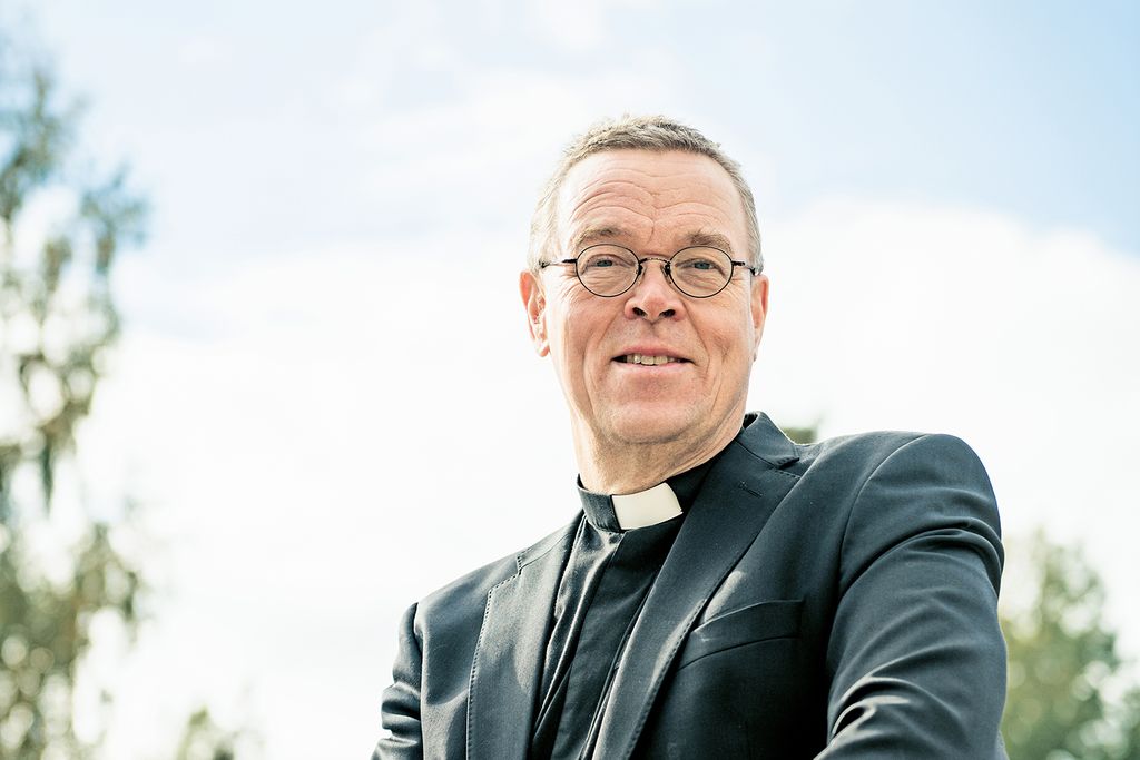 Pekka Särkiö toimii parhaillaan Kangasniemen seurakunnan vt. kirkkoherrana, mutta hänet muistetaan myös kenttäpiispana (2012-2023) ja Keski-Lahden kirkkoherrana (2001-2012). "Mikkelin hiippakunta saisi minusta ahkeran, kuuntelevan ja seurakuntatyötä rakastavan piispan." Kuva: Jouni Hiltunen