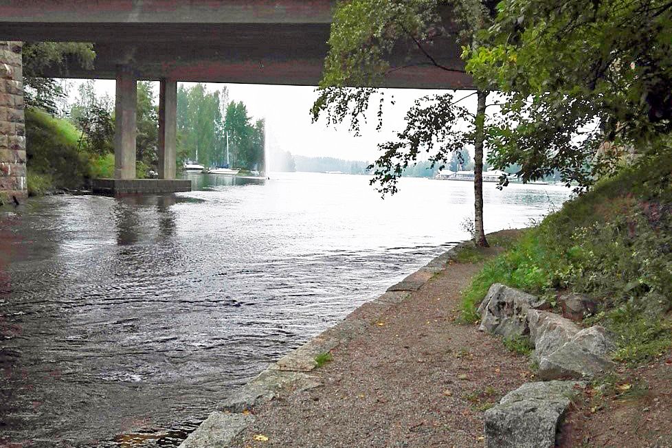 Vainajan tuhkat saa sirotella vesialueeseen esimerkiksi Heinolan Siltasaaressa. Tarkat sirottelupaikat löytyvät Heinolan seurakunnan verkkosivuilta. Kuva: Kirkonseutu
