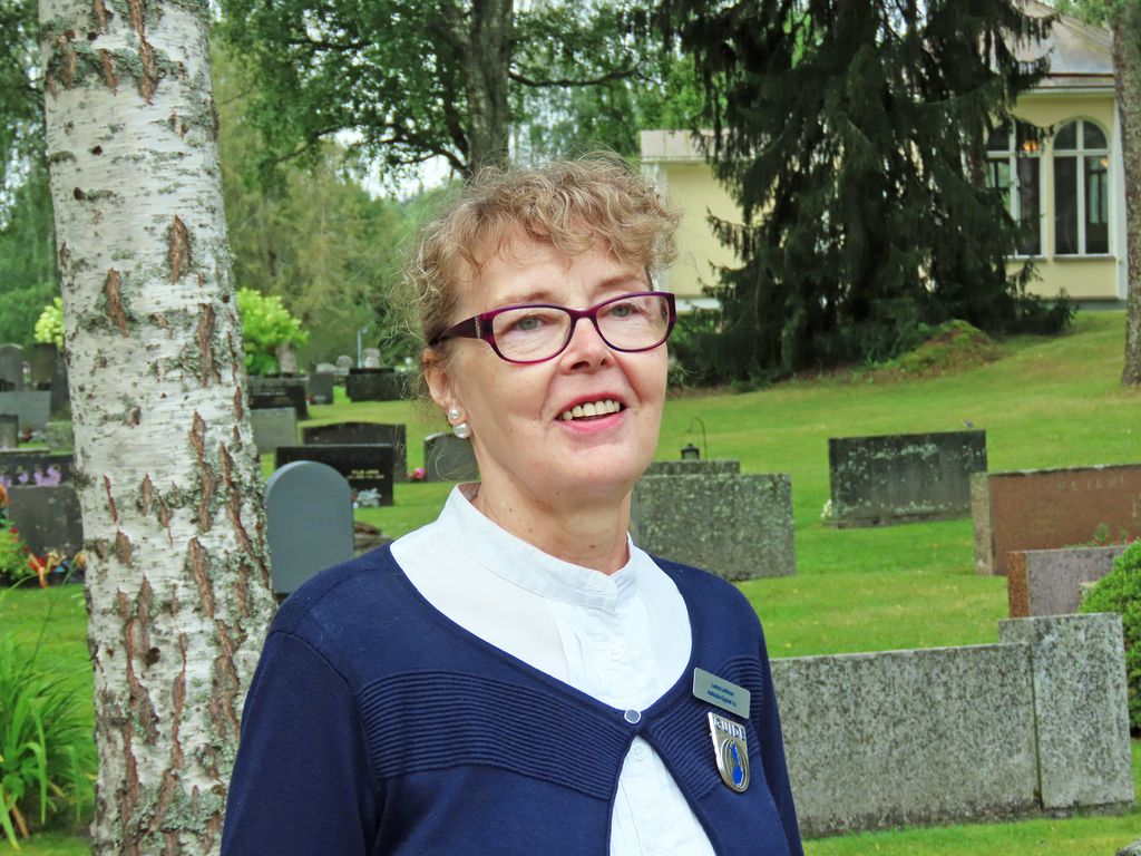 Asikkala-opas Leena Lehtinen haluaa tarjota hautausmaakierroksilla ja kirkon seudun pyhiinvaelluksilla mahdollisuuden rauhoittumiseen ja pyhiin paikkoihin tutustumiseen. Kuva: Irma Peltola