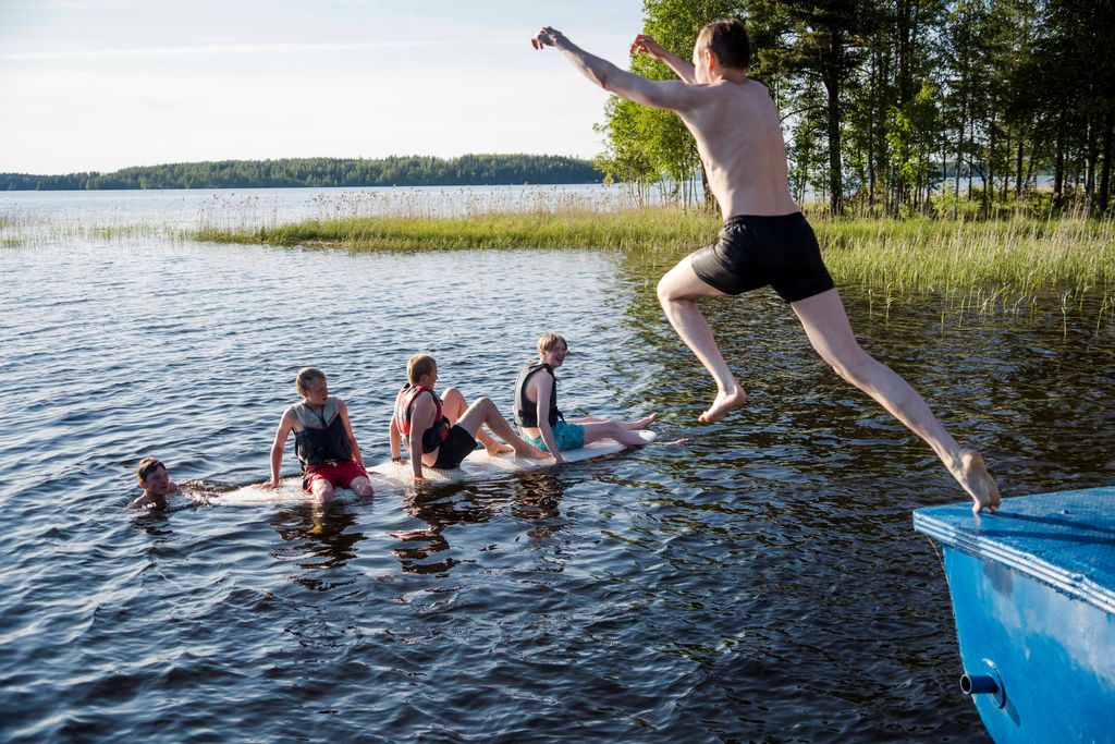 Kirkko voi poikkeusolojen aikana ja niiden jälkeen näyttäytyä aiempaa läheisempänä toimijana. Kuva Lahden seurakuntien rippileiriltä Asikkalan Heinäsaaresta. Kuva: Samuli Ikäheimo