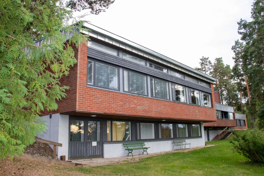 Vuonna 1967 rakennettu ja vuosina 2004-2005 peruskunnostettu seurakuntakoti on tullut tiensä päähän. Kuva: Markus Luukkonen