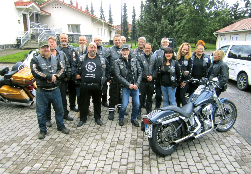 2 500 euron lahjoituksen keräämiseen osallistui motoristeja Päijät-Hämeen alueelta seitsemästä eri kerhosta. Kuva: Ann Rose