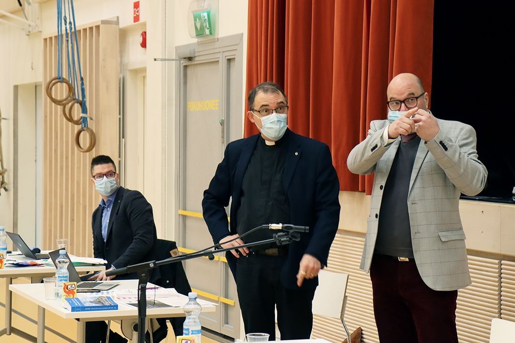 Yhteisen kirkkoneuvoston henkilövalinnat aiheuttivat kitkaa. Arkistokuvassa hallintojohtaja Pasi Mäkelä, yhteisen kirkkoneuvoston puheenjohtaja Kari Eskelinen sekä yhteisen kirkkovaltuuston puheenjohtaja Esko Taipale. Kuva: Teemu Leppänen